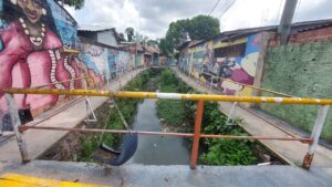 Em Manaus, lixo jogado em igarapés desafia moradores atingidos pela poluição