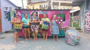 Em Manaus, lixo jogado em igarapés desafia moradores atingidos pela poluição