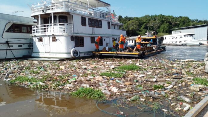 Em Manaus, lixo jogado em igarapés desafia moradores atingidos pela poluição