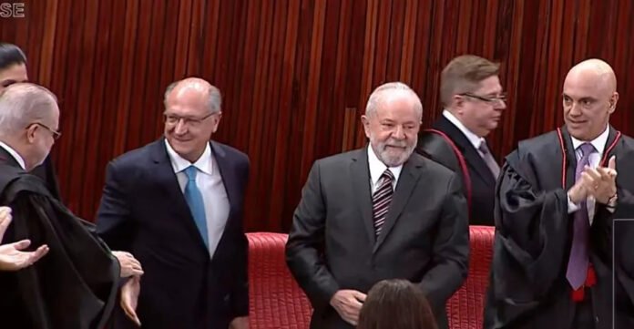 Lula e Alckmin são diplomados em cerimônia no TSE em Brasília