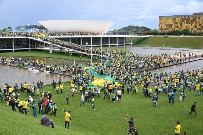 Mais de 1,4 mil pessoas estão presas por ataques em Brasília
