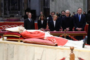 Bento XVI é enterrado na Basílica de São Pedro, no Vaticano