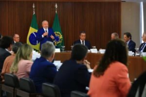 Lula faz 1ª reunião com todos os ministros, "com hora só para começar"