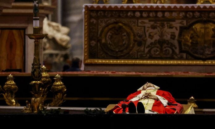 Corpo de Bento XVI na catedral de São Pedro