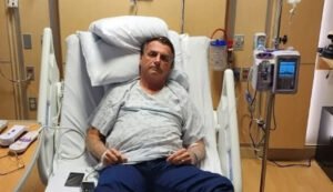 Após hospital negar internação, Bolsonaro posta foto no Twitter