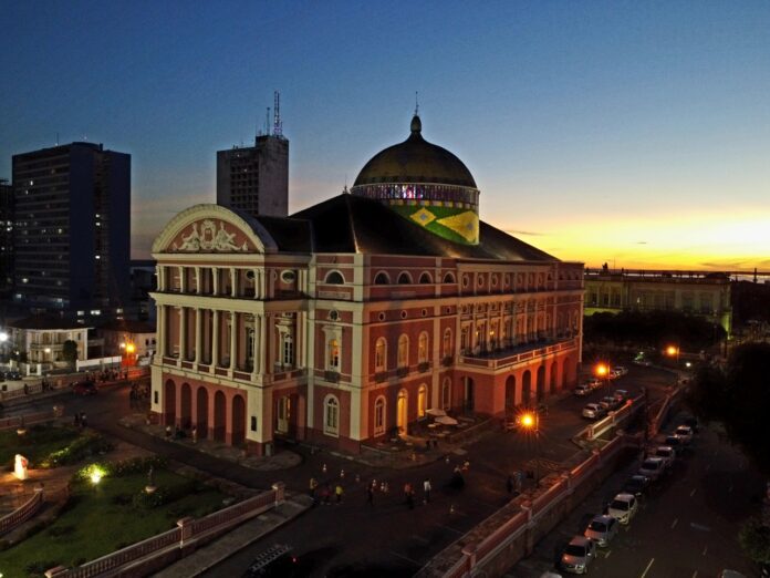 Edital autoriza uso gratuito do Teatro Amazonas