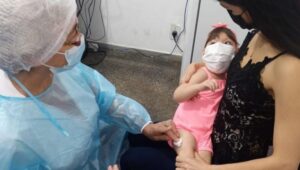 Vacina de bebês sem comorbidades contra Covid inicia hoje em Manaus