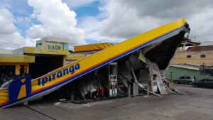 carreta perde o controle e destrói posto de combustíveis em Manaus
