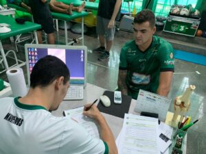 Jogadores do Manaus FC chegam a capital amazonense pra pré-temporada