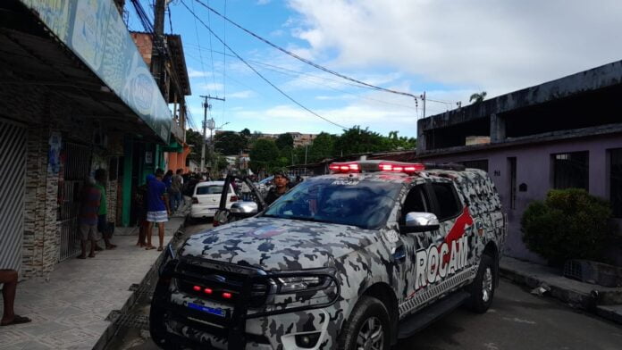 Criminosos se entregam após fazer reféns em casa na Zona Leste de Manaus