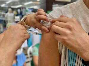 Shoppings de Manaus vacinam população contra Covid-19 nesta sexta-feira