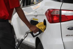Petrobras anuncia aumento no preço da gasolina para amanhã, 25