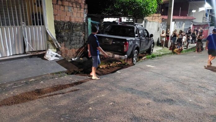 Mãe e filho são atropelados por vizinha que aprendia a dirigir em Manaus