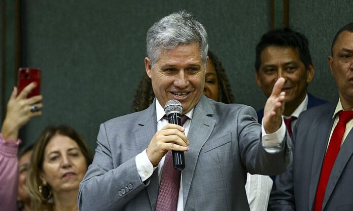 Ministro do Desenvolvimento Agrário toma posse e fala do desafio da fom