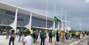 354 suspeitos por invasão dos Três Poderes seguem presos em Brasília