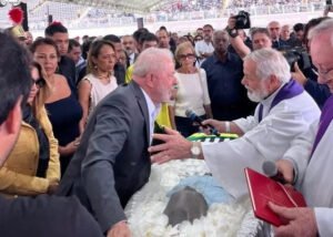 Lula visita velório de Pelé em Santos e participa de oração