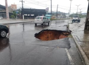 Após forte chuva, cratera abre em avenida no Japiim
