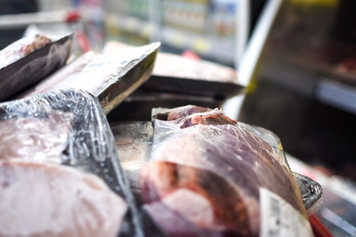 Mais de 100kg de carne fora da validade é apreendido em supermercado de Manaus