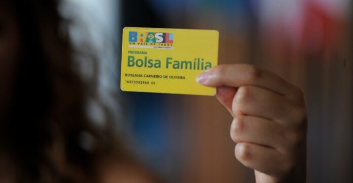 Caixa suspende crédito consignado para beneficiários do Bolsa Família