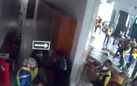 Vídeos: Imagens inéditas de câmeras de segurança mostram invasão do STF