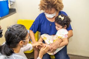 Mais de 400 bebês já iniciaram o esquema vacinal contra a Covid-19