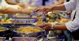 Comer fora de casa custou mais barato em 2022, diz IBGE
