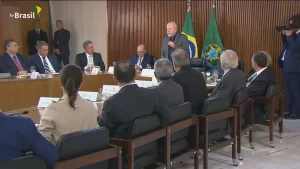 Em reunião com governadores, Lula diz que vai defender a democracia