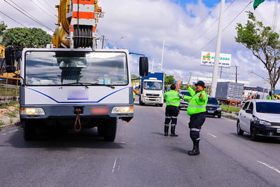 15 veículos foram removidos em operação “Carga Pesada” na zona Leste