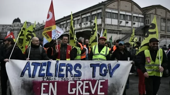 Trabalhadores da França fazem greve contra reforma da previdência