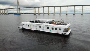 Barco de pesquisa da UEA monitora águas dos rios