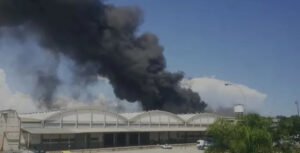 Incêndio atinge galpão do Aeroporto Tom Jobim, no RJ