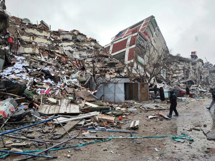 Mortos em terremoto na Turquia e na Síria já passam dos 5 mil