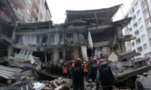 Mortes por terremoto na Turquia e Síria passam de 37 mil; resgates entram em fase final