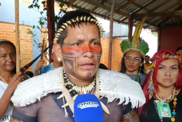 Indígenas fazem manifestação na Fundação Estadual do Índio