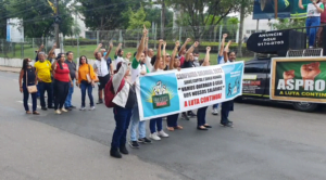 Professores fazem manifestação em frente à sede do Governo do AM