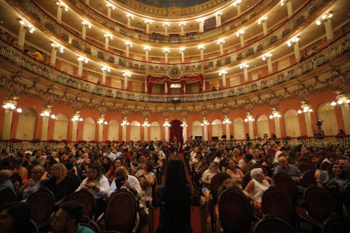 Sarau Carnavalesco abre temporada de espetáculos no Teatro Amazonas
