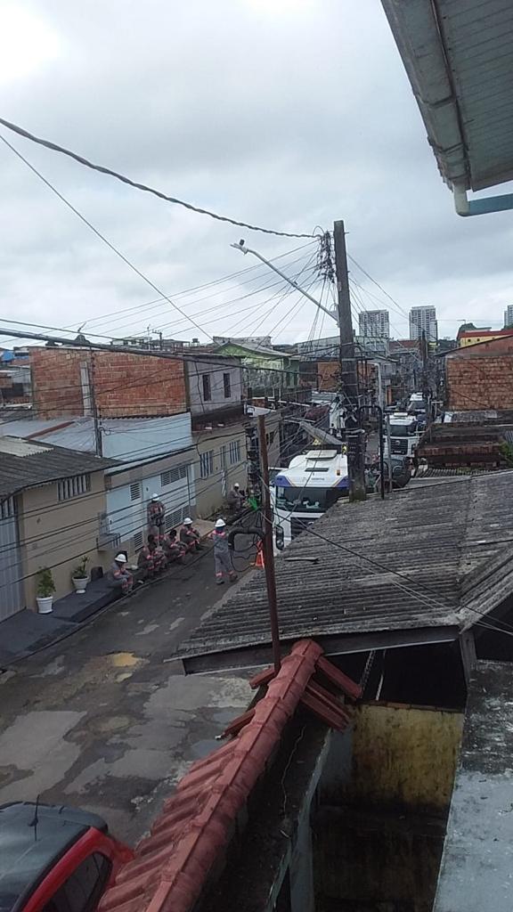 Moradores do Lírio do Vale hostilizam pessoal da Amazonas Energia: veja vídeo