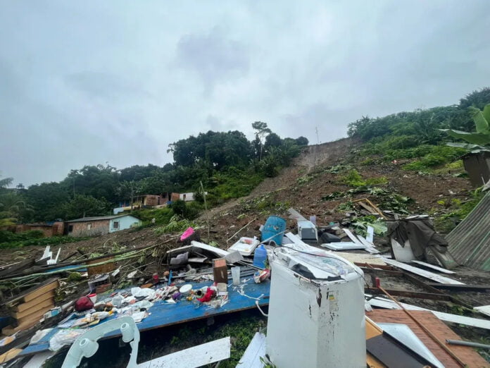 Deslizamento de barranco atinge casas no Cidade de Deus, em Manaus