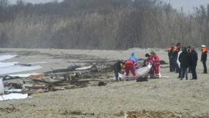 Barco naufraga na costa da Itália: mais de 50 pessoas morreram