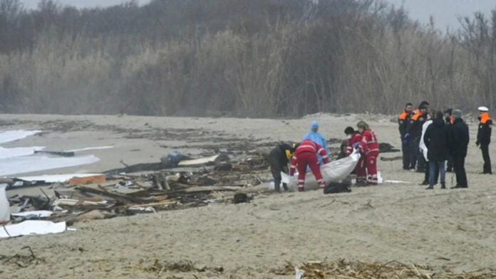 Barco naufraga na costa da Itália: mais de 50 pessoas morreram
