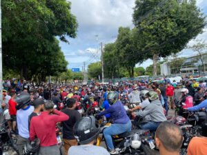 Motociclistas fazem manifestação por regulamentação de aplicativo em Manaus
