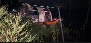 Barco tomba em orla de Manaus e vídeo mostra desespero dos passageiros