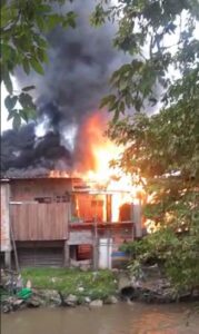 Vídeos: Incêndio atinge três casas no bairro Japiim