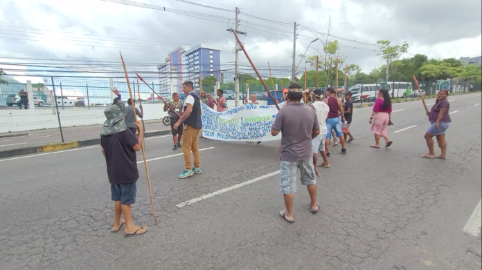 Indígenas fazem manifestação na Avenida Djalma Batista