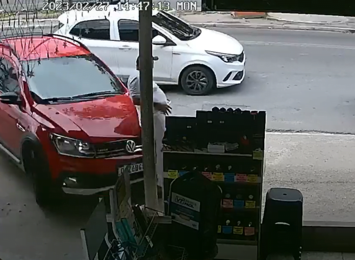 VÍDEO: Homem é atropelado e lançado para dentro de loja em Manaus