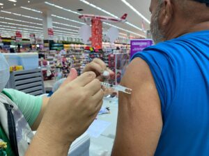 Mais de 5 mil pessoas são vacinadas em supermercados de Manaus