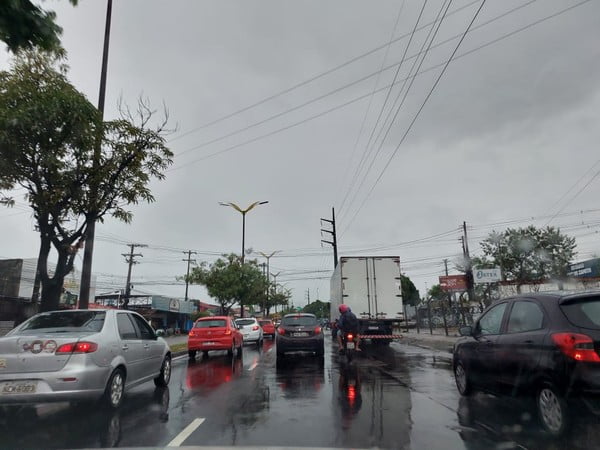 VEJA VÍDEOS: Chuva na manhã de hoje causa estragos em Manaus