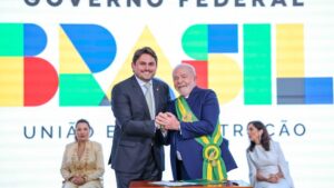 Sobre polêmica com ministro, Lula diz: "Se não provar inocência, sairá do governo"