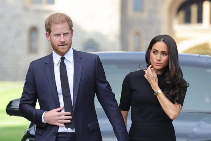 Família real britânica emite ordem de despejo para Harry e Meghan