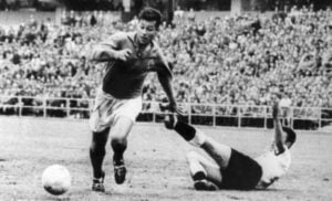 Just Fontaine, recordista de gols numa única copa, morre aos 89 anos